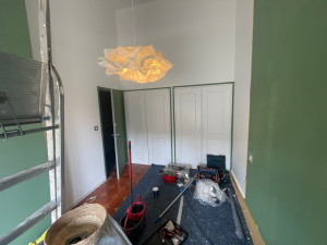 Photo de galerie - Réfection complète d’une chambre : préparation des supports, peinture des murs et de la porte, finitions soignées.