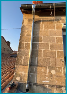 Photo de galerie - Pose de tuyau de descente zinc travaux sur cordes 