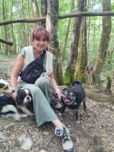Photo de galerie - Balade dans le bois juste derrière chez moi avec mes 2 chiens et Jango bouledogue français, pti père commence à prendre de l'âge mais apprécie encore les p'tites balades et jouer avec mes loulous 