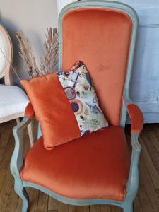 Photo de galerie - Tapissière en siège, je redonne une seconde vie à vos fauteuils, canapés, je réalise des coussins, rideaux sur mesure.