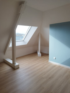 Photo de galerie - Chambre : 
- Pose d'un volet roulant solaire Velux
- Réalisation des peintures 
- Pose d'un parquet stratifié
- Réalisation de coffrage sur mesure en mdf aux pieds des jambes de forces