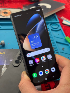 Photo de galerie - Déverrouillage d’un Samsung Galaxy Z Fold 4 après oubli du code et du compte Google, à la demande du propriétaire.