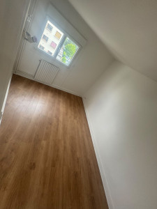 Photo de galerie - Pose parquet avec plinthes, enduit et peinture 