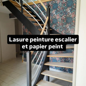 Photo de galerie - Lasure peinture escalier et papier peint 