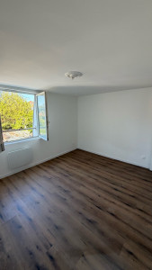Photo de galerie - Mise en place d’une sous couche acoustique, + parquet ensemble du niveau R+1 et plinthes, acrylique 