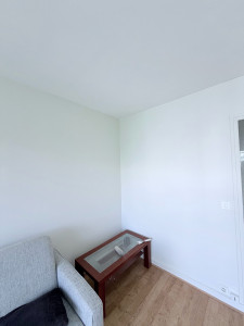 Photo de galerie - Rénovation des murs abîmés avec préparation des supports, traitement des fissures/craquelures, ponçage, enduit de lissage et mise en peinture pour un résultat net et durable.