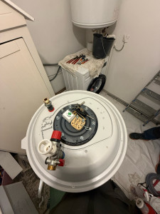 Photo de galerie - Changement un ballon d’eau chaude à cause d’une fuite 