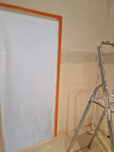 Photo de galerie - Fermeture hermétique pour limiter les  odeurs et éviter la poussière hors de la pièce à refaire. La base du travail de peinture c'est la protection. 