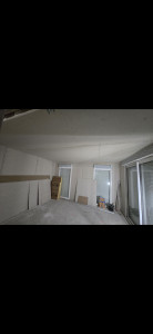 Photo de galerie - Réalisation d'un agrandissement de maison d'environ 20m² 

laine de verre GR32 120mm pour les murs
laine de verre IBR 200mm pour le plafond
Ossatures rails et montants 
client satisfait du résultat ?