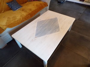 Photo de galerie - Transformation d'une table à manger en bois brut achetée il y a 15 ans en table basse,  refaite intégralement à neuf ( découpe/ rénovation/peinture/vernissage)
