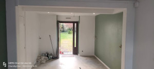Photo de galerie - Pièce séparée par un mûr en placoplâtre, agrandissement de la pièce, création de point lumineux dans poutre médiane. mise en peinture 