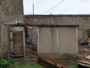 Photo de galerie - Démontage de la charpente pour ensuite démolir les murs et évacuation des murs 