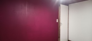 Photo de galerie - Suite au détapissage et l'enduit réalisés en amont, peinture d'une chambre d'adolescent.
