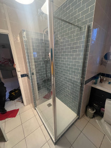 Photo de galerie - Remplacement bac à douche, parois de douche, colonne de douche et de la faïence.