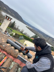 Photo de galerie - Chantier sur Saint-Vallier ce matin remplacement d’un Closoir ventilé et fixation de tuiles faîtière