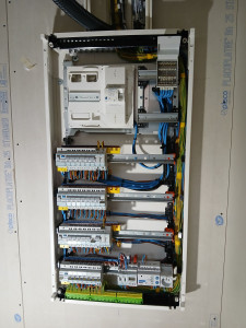 Photo de galerie - Installateur en Équipement Électrique IEE 

poser où installer un TGBT armoire Elec 
Tirage de cable raccordement 