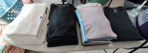 Photo de galerie - Pile de t-shirts repassés et prêts à être rangés 