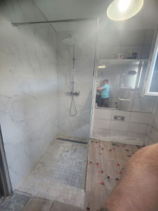 Photo de galerie - Salle de bain fini
douche italienne.evacuation.pose de paroi et cannivelle
carrelage et joint
