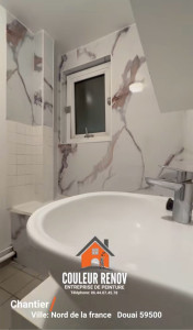 Photo de galerie - Rénovation complète d'une salle de bains : pose de revêtements muraux en PVC et installation d'une baignoire.