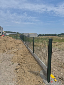 Photo de galerie - Pose d'une clôture rigide avec plaque de soubassement 