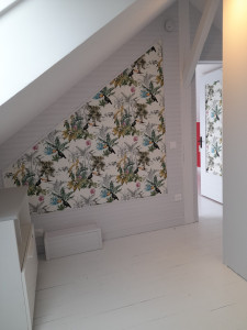Photo de galerie - Peinture sur le pallier et pose d'un papier peint