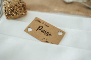 Photo de galerie - Marque-place gravé et découpé à la machine laser.