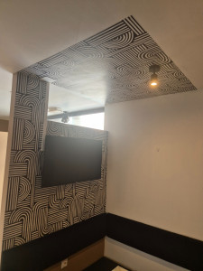 Photo de galerie - Continuité de papier peint à raccord sur plafond 