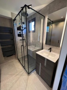 Photo de galerie - Renovation salle de bain 
Creation d’une douche extra plat
Y compris l’aménagement 
