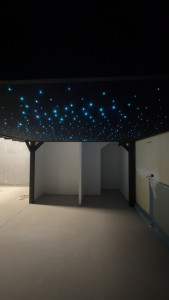 Photo de galerie - ça a l’âge et pose d’une toile tendue avec ciel étoilé 