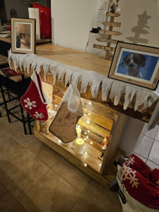 Photo de galerie - Création d'une fausse cheminée en bois