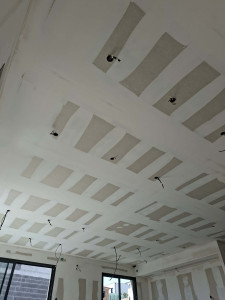 Photo de galerie - Pose de bandes à joints Placo, traitement des raccords et finitions. Travail sérieux et résultat propre. Devis gratuit.