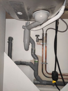 Photo de galerie - Raccordement plomberie arrivée d'eau et évacuation d'eau