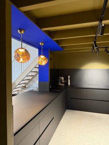 Photo de galerie - Rénovation d’une cuisine bleu Klein & Kaki sauvageon Ressource Peintures