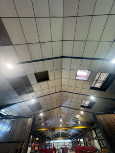 Photo de galerie - Éclairages dans un dépôt pour les professionnels 