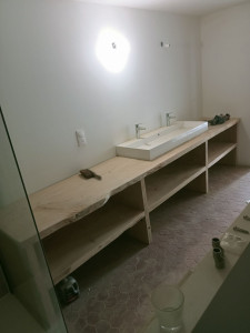 Photo de galerie - Réalisation sur mesure meuble de salle de bain et installation du lavabo .