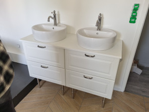 Photo de galerie - Remplacement d'un lavabo sur colonne par un meuble double vasque et robinetterie .