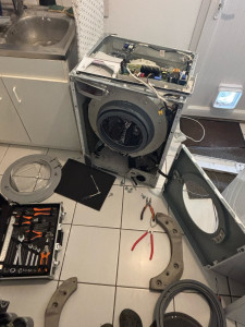 Photo de galerie - Démontage complet d’une machine à laver qui fuit 