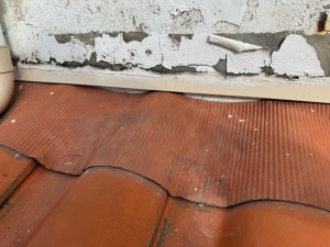 Photo de galerie - Infiltrations d’eau sur une véranda, dépose du joint d’étanchéité, nettoyage, mise en place du nouveau joint, enduit de finition, nettoyage de la toiture 