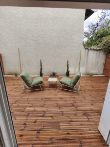 Photo de galerie - Réalisation d'une terrasse en bois agrémenté d'un massifs pour créer un cadre apaisant et chaleureux. ?