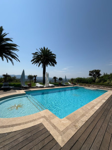 Photo de galerie - Un entretien professionnel et régulier. Une piscine prête à être appréciée en toute sérénité.