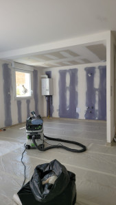 Photo de galerie - Pose de placo et bandes de pontages  ponçage du support avant mise en peinture. 