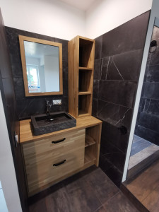 Photo de galerie - Meuble de salle de bain sur mesure en chêne massif avec miroir