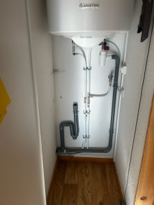 Photo de galerie - Changement du chauffe eau modification des alimentations et évacuation 