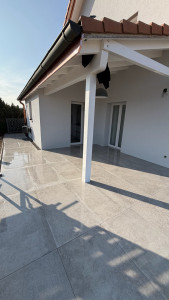 Photo de galerie - Pose d’une terrasse de 50m carrée avec des dalles 1,20m par 0,60, réalisé sur gravillons . 
