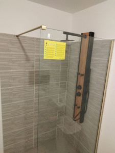 Photo de galerie - Installation d'une colonne de douche et paroi .