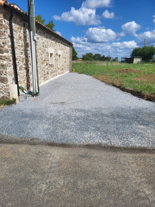 Photo de galerie - Drainage étanchéité mur en pierre, 
terrassement place de parking.