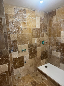 Photo de galerie - Carrelage salle de bain – douche  Pose carrelage mural et sol effet pierre. Receveur de douche installé, découpes propres autour des arrivées.  Disponible pour tous travaux de carrelage (SDB, douche, sol/mur)