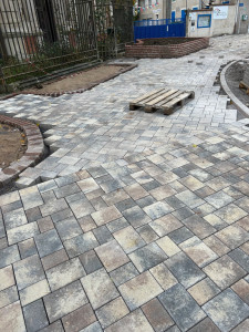 Photo de galerie - - terrassement et preparation de plate forme 
- pose de pavés autobloquants 