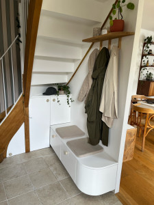 Photo de galerie - Fabrication et pose d’un aménagement sur mesure avec rangement sous escalier et blanc en arrondi avec 2 tiroirs.