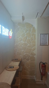 Photo de galerie - Réalisons d un mur décoratif effet pierre et peinture a effet et instalation d enseigne lumineuse dans un restaurant asiatique 